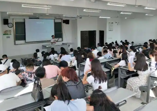 宝贵的时光用来刷题和追求高分部分学生放弃感兴趣却难度较高的课程 宝贵的时光用来刷题和追求高分部分学生放弃感兴趣却难度较高的课程